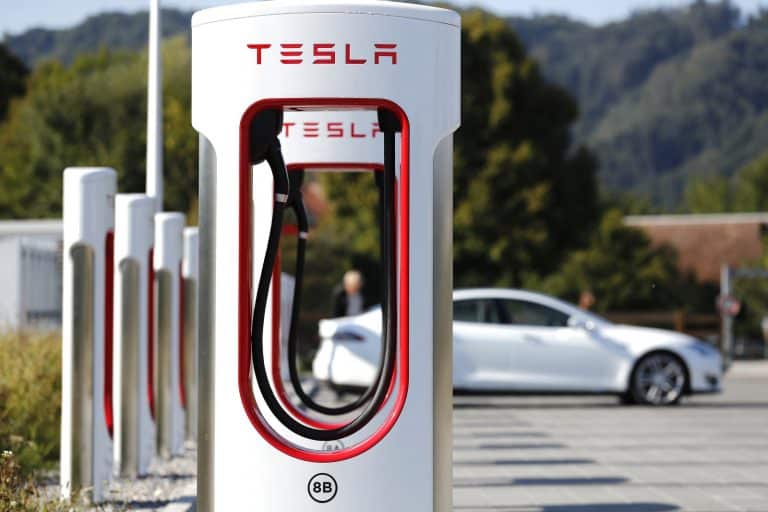 Elon Musk confirms major Tesla Santa Monica Supercharger: 50’s-style diner, drive-in movie clips