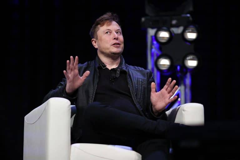 Elon Musk remains politically neutral with zero campaign contributions
