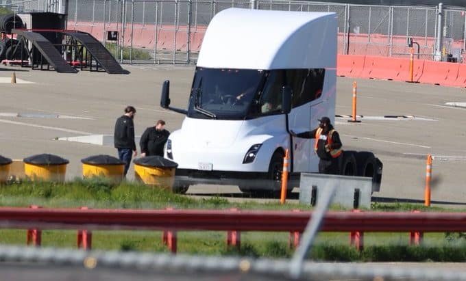 Tesla Semi demonstrates its quiet operation while sporting full wind deflector setup