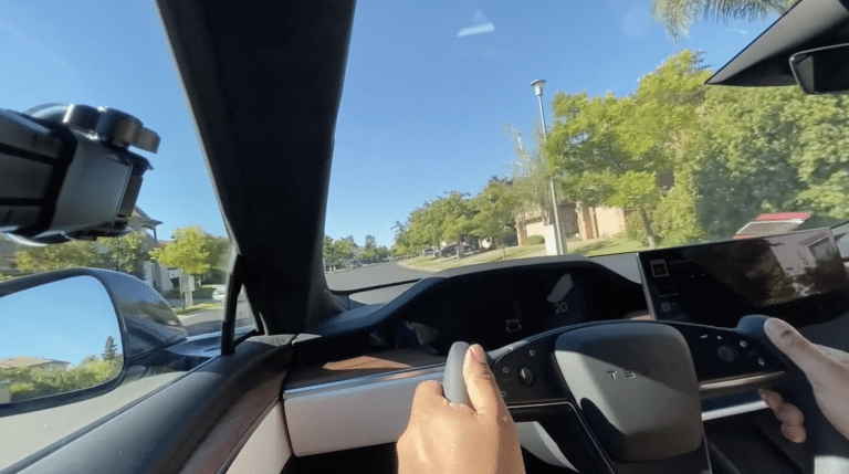 New Tesla Model S Plaid Owner Shares Yoke Driving Experience: “Embrace The Yoke For What It Is”