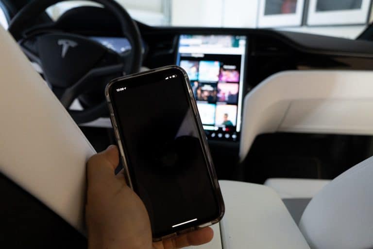 Tesla plans to put Insurance, FSD subscription directly into smartphone app