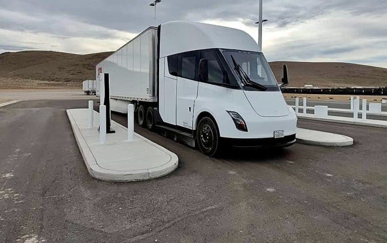 Tesla Semi spotted charging at newly installed Giga Nevada Megacharger