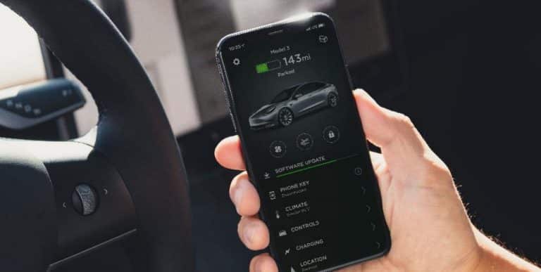 Tesla has integrated an ICEing combat system in its Smartphone App in China