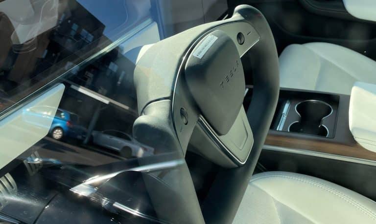 Tesla Model S and Model X steering yoke to receive push center for horn update