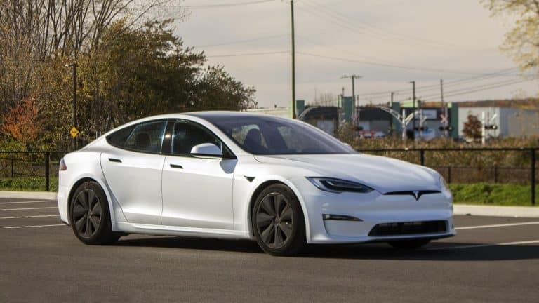 Tesla 2022.20 update includes Green Traffic Light Chime for Autopilot