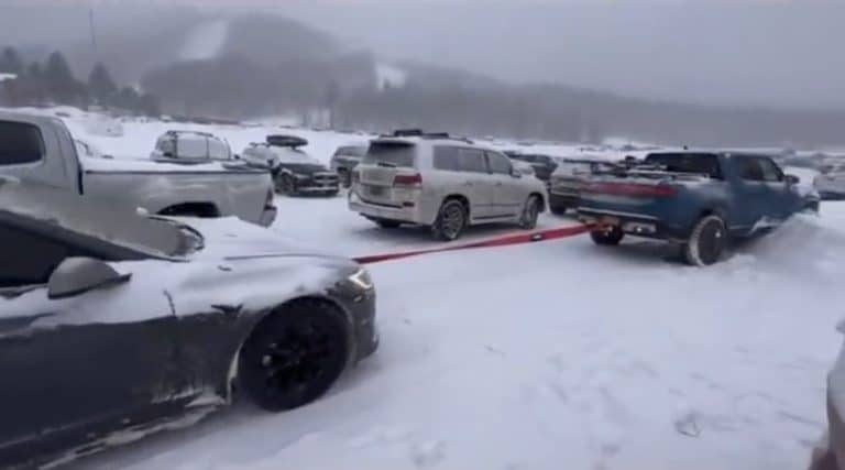 Tesla Model S helps out Rivian R1T stuck in snow