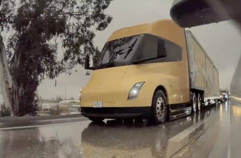 Tesla Semi mono wiper looks effective in the rain in recent sighting