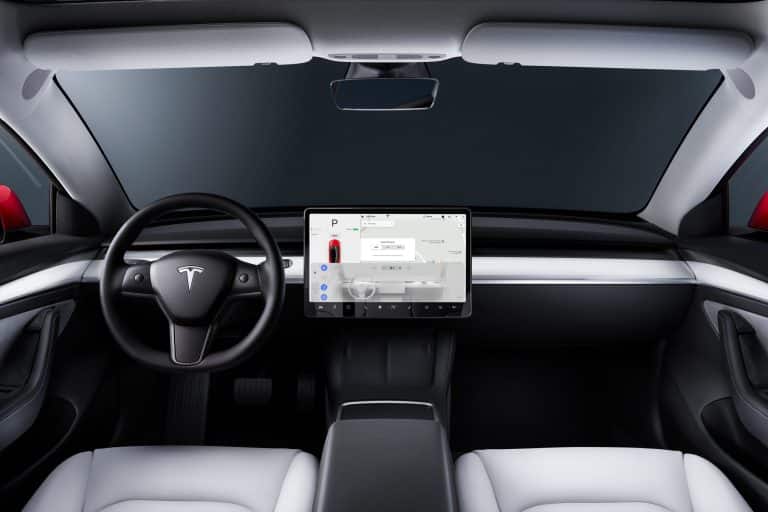 Tesla improves interface with customization, new features in massive update