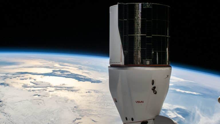 SpaceX Dragon capsule breaks U.S. spaceflight records