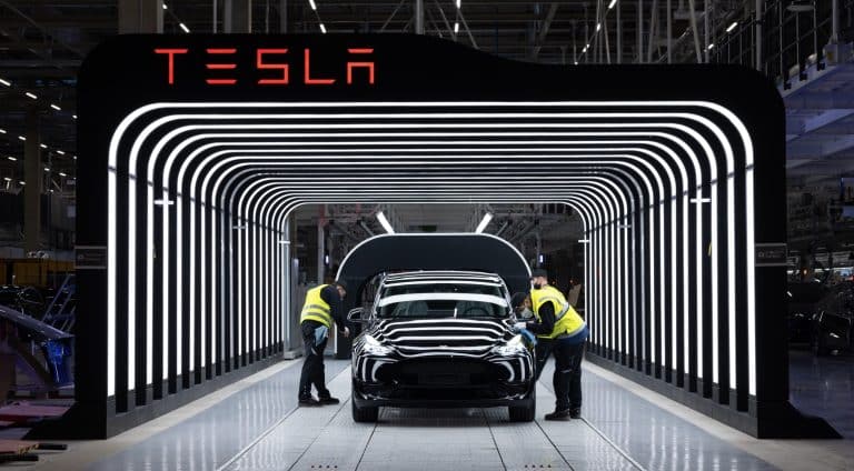 Swedish Billionaire Warns of Tesla Stock Collapse and Market Bubble Risks