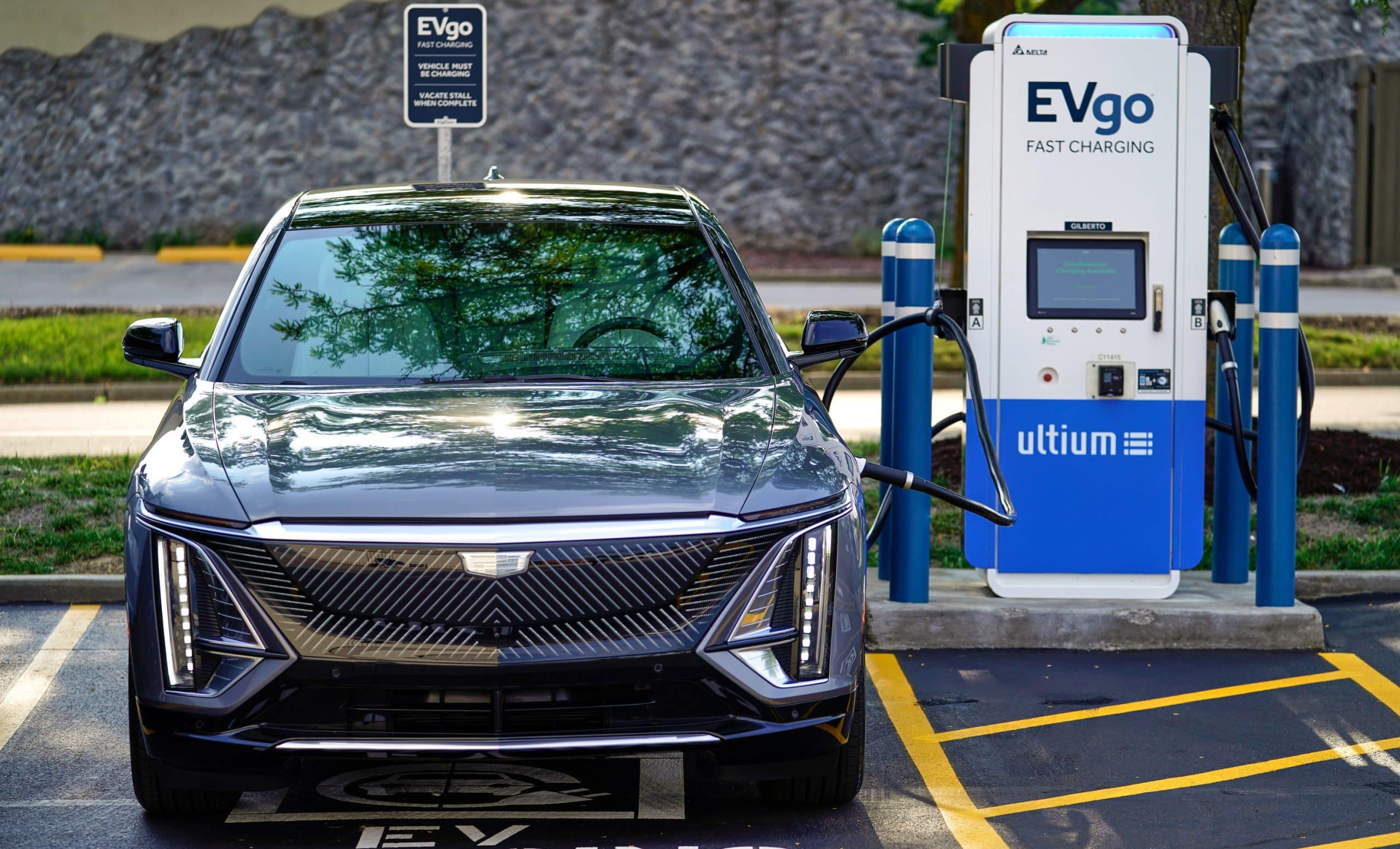 GM And EVgo's EV Fast Charging Partnership Hits 1,000th DC Fast ...