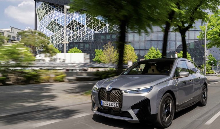 BMW sees itself leading Tesla on batteries: “Tesla needs to close the gap with us”