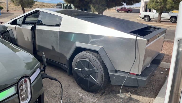 Tesla Cybertruck Gives Emergency Charging to Rivian R1S