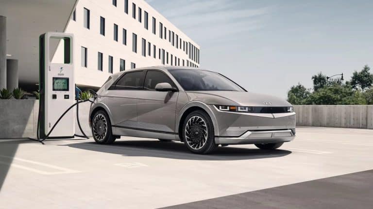 The Resurgence of Hybrids: Automakers Adapting to Shifting Consumer Demands